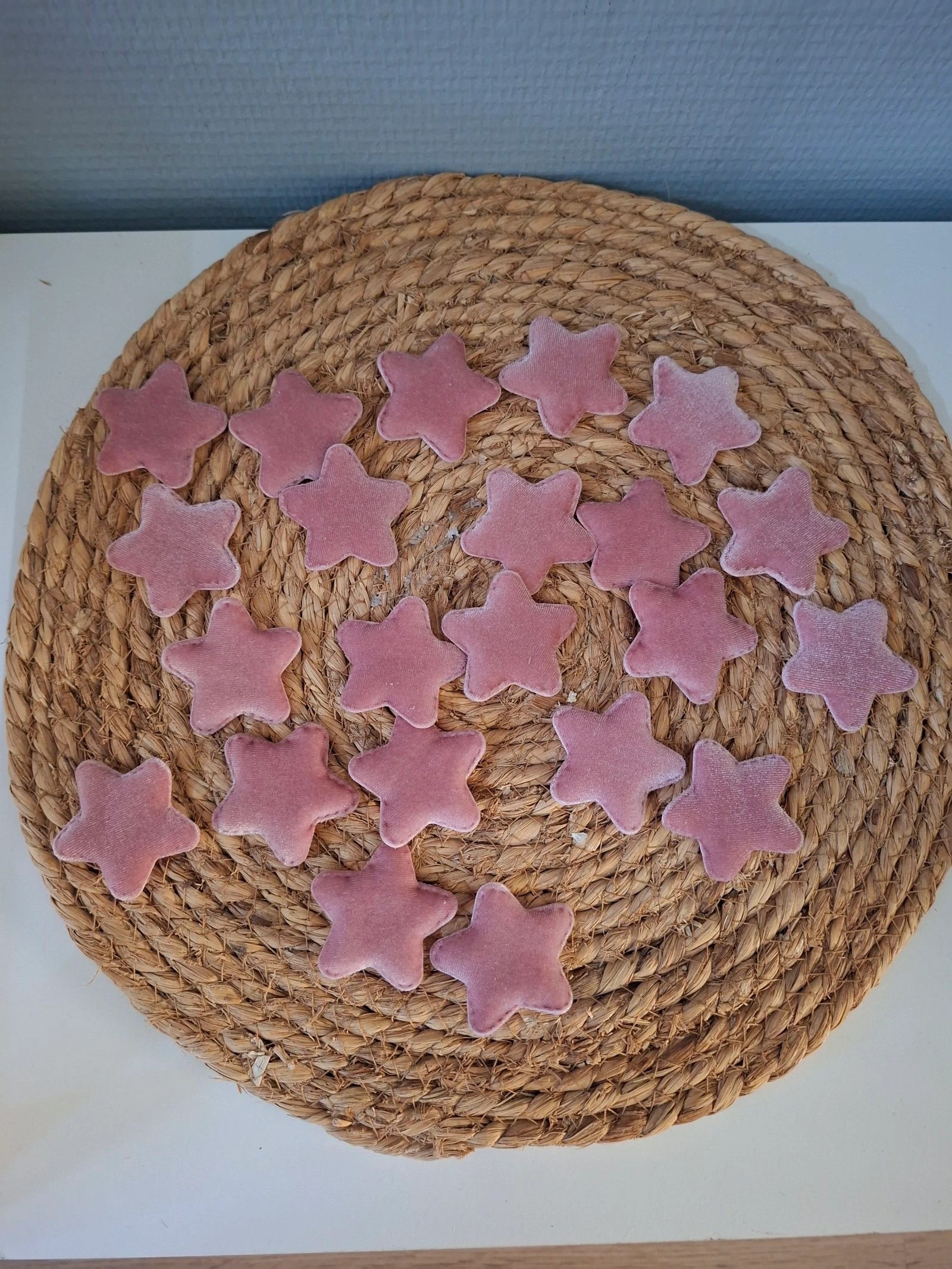 Fluwelen sterren 22 stuks 5cm roze - hobbymateriaal